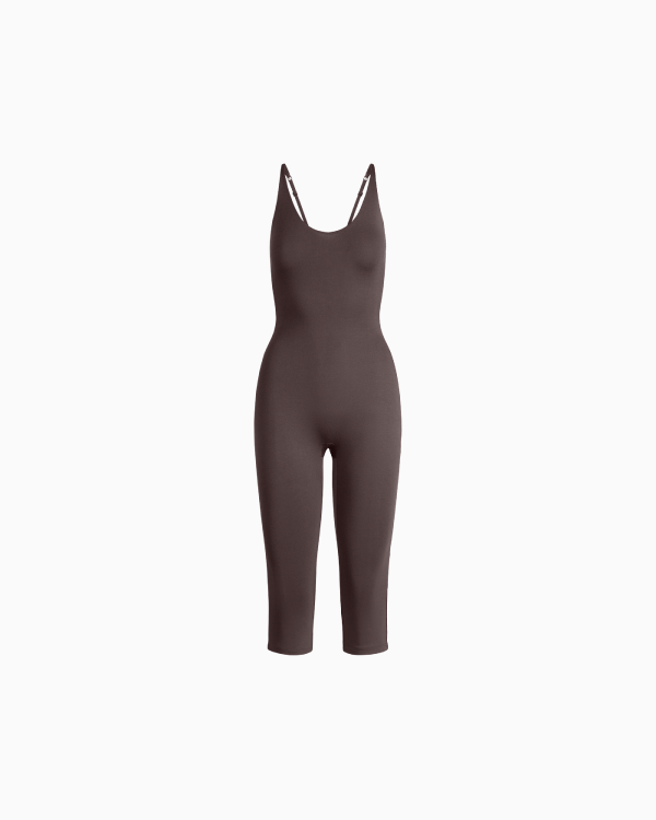 A MODEL POSES WEARING SKIMS LEGGINGS &amp; PANTS