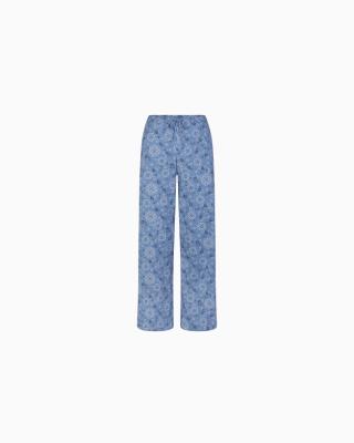 A MODEL POSES WEARING SKIMS LEGGINGS & PANTS