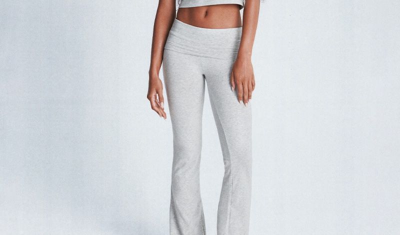 A female model wearing SKIMS leggings.