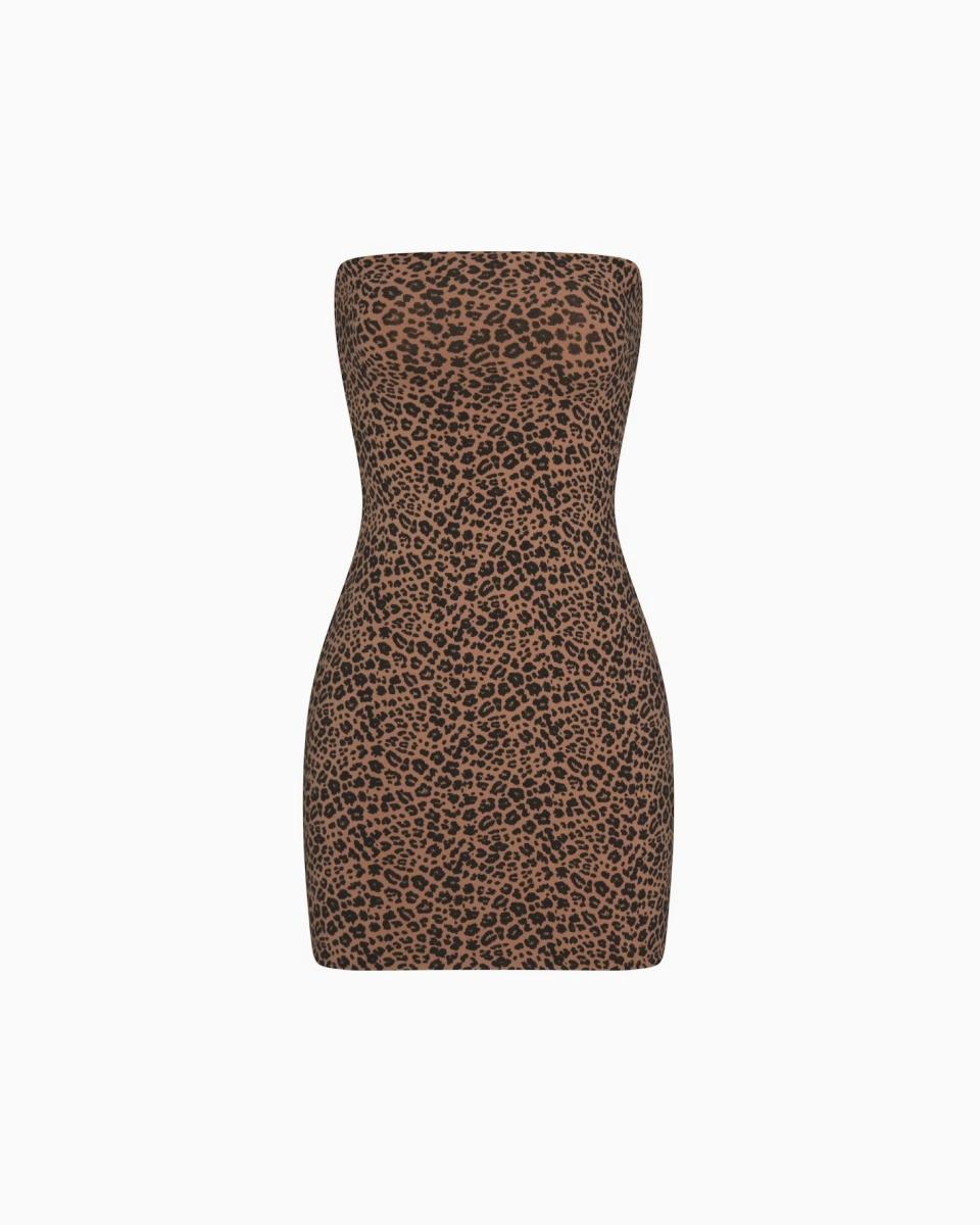 A MODEL POSES WEARING SKIMS LEGGINGS & PANTS